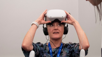 女性使用VR头显
